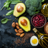 Alimentos ricos en grasas saludables como aguacate, frutos secos, aceite de oliva y huevo.