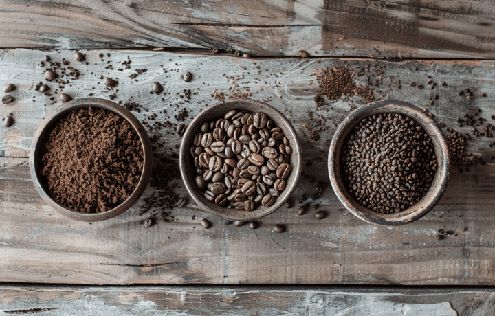 Tres cuencos con café: granos enteros y distintos molidos, para explicar tipos de café y métodos de preparación.