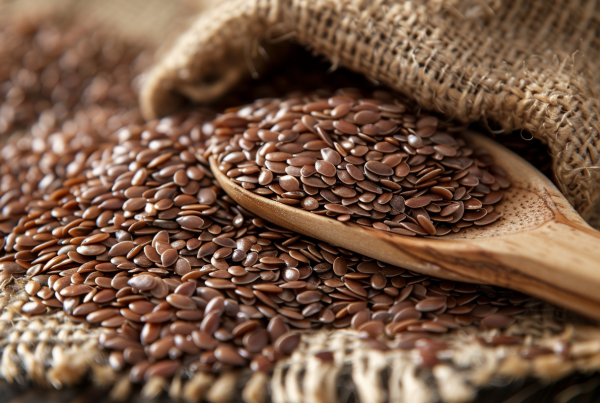 Cucharada y saco con semillas marrones sobre arpillera; imagen ilustrativa para artículo sobre semillas (chia).