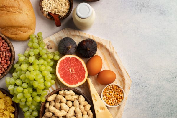 Alimentos ricos en carbohidratos y nutrientes como pan, uvas, cítricos, huevos y cereales, relacionados con qué comer para dormir mejor y favorecer la producción de melatonina.