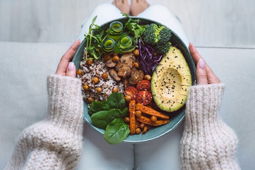 Plato saludable con verduras, legumbres, aguacate y alimentos frescos para la dieta para el síndrome de ovario poliquístico