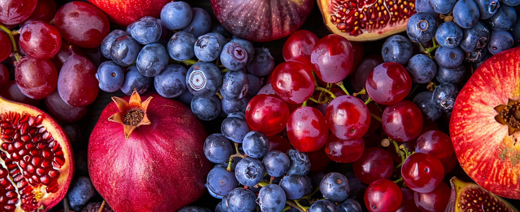 Imagen de frutas rojas y moradas asociadas al resveratrol y longevidad