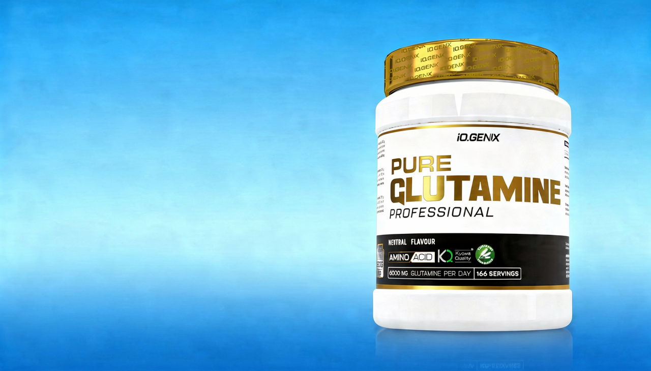 Bote de Pure Glutamine Professional de iO.GENIX sobre fondo azul degradado.