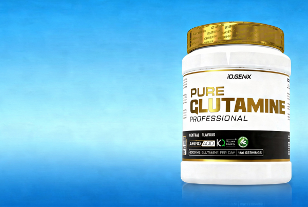 Bote de Pure Glutamine Professional de iO.GENIX sobre fondo azul degradado.
