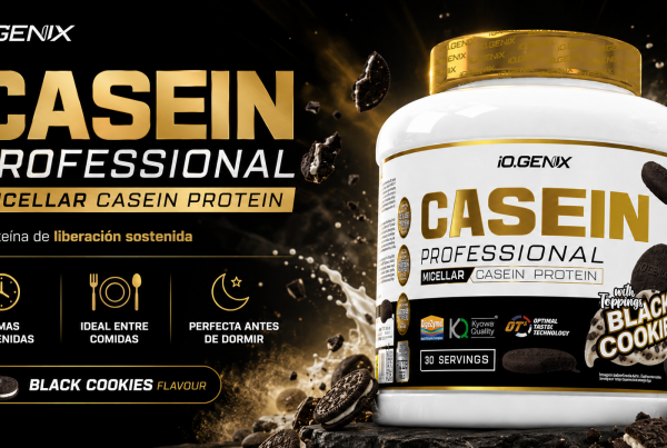 Banner de Casein Professional de iO.GENIX con el producto en primer plano y un diseño visual centrado en caseína en polvo de liberación sostenida.