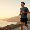 Hombre corriendo a ritmo suave por un sendero al amanecer, representando el entrenamiento en zona 2.