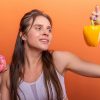 Alimentos frescos de una dieta antiinflamatoria para ayudar a reducir la inflamación crónica