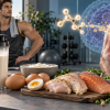 Alimentos ricos en proteínas junto a un batido de proteína y representación de la síntesis muscular activada por leucina.